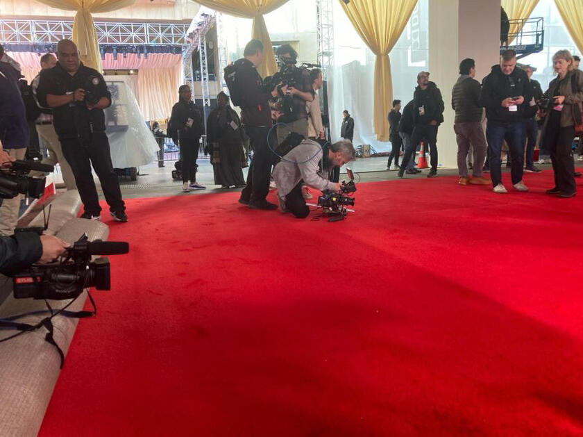 A Los Angeles hanno srotolato il tappeto degli Oscar è rosso - RIPRODUZIONE RISERVATA